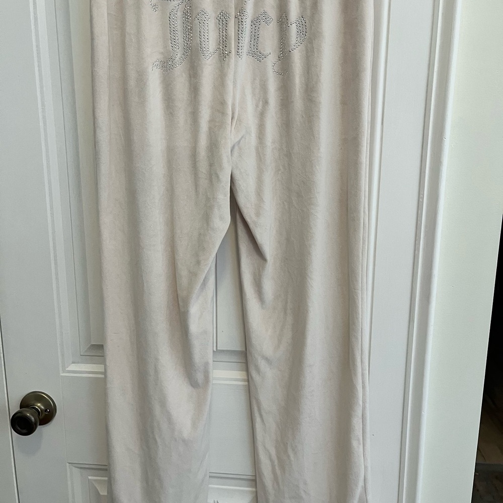 Juicy Couture White Velour Set - Picture 6 of 8